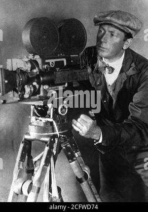 1921 c. , USA: The celebrated german movie director FRIEDRICH WILHELM MURNAU ( 1888 - 1931 ). Unknown photographer . - CINEMA MUTO - SILENT MOVIE - FILM - REGISTA CINEMATOGRAFICO - LGBT - GAY - omosessuale - omosessualità - homosexuality - homosexual - macchina da presa - camera - papillon - cravatta - tie bow - cappello - hat ---- Archivio GBB Stock Photo