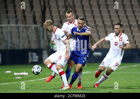 Zenica, Bosnia and Herzegovina. 7th Sep, 2020. Zoran Kvrzic (2nd R) of Bosnia and Herzegovina (BiH) vies with Kamil Jozwiak (1st L) of Poland during the UEFA Nations League football match between BiH and Poland in Zenica, Bosnia and Herzegovina, on Sept. 7, 2020. Credit: Nedim Grabovica/Xinhua/Alamy Live News Stock Photo