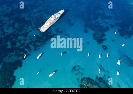 View from above, stunning aerial view of a bay with boats and luxury yachts sailing on a turquoise, clear water. Grande Pevero, Sardinia, Italy. Stock Photo