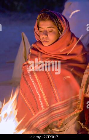 Fakirani women in traditional colorful clothes walking in the desert with a  basin on their head, Great Rann of Kutch, Gujarat, India Stock Photo - Alamy