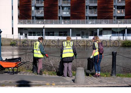 Edinburgh, Scotland, UK. 8th Sept 2020. The Water of Leith  Conservation Trust volunteers on their first cleanup of the river at the Leith Basin since March due to the Coronavirus lockdown.  Credit: Craig Brown/17�Թ����� Live News Stock Photo