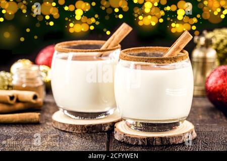 warm homemade Christmas eggnog, with Christmas lights, based on eggs and alcohol. Called Auld Man milk, pisco, momo cola, coquito or Crème de Vie or E Stock Photo