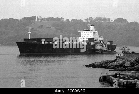 AJAXNETPHOTO. 1982. PLYMOUTH, ENGLAND. - HEADING SOUTH - THE CONTAINER SHIP ATLANTIC CAUSEWAY DEPARTS FOR THE SOUTH ATLANTIC TO SUPPORT BRITISH FORCES DURING THE FALKLAND ISLANDS CONFLICT. PHOTO:TONY CARNEY/AJAX NEWS & FEATURE SERVICEREF:1982 123 Stock Photo