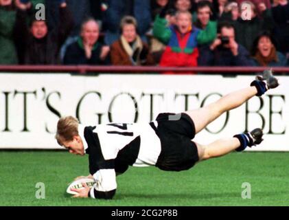 PAP 5 3.12.94. DUBLIN: Barbarians and Bath winger Simon Geoghan goes over in style for the Baa Baas' second try of today's (Saturday) match against The Springboks at Dublin's Lansdown Road. PA News, Adam Butler/in. Stock Photo