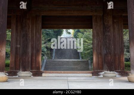 The Sanmon, colossal main gate entrance to the Chion-in Temple in Kyoto ...