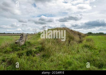 All Cannings Long Barrow in Wiltshire, UK, a modern barrow inspired by the neolithic barrows built 5,500 years ago Stock Photo