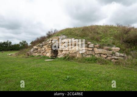 All Cannings Long Barrow in Wiltshire, UK, a modern barrow inspired by the neolithic barrows built 5,500 years ago Stock Photo