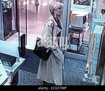 CCTV film showing former BBC presenter, Jill Dando, shopping at a branch of the Dixons chain in the Kings Mall shopping centre in Hammersmith, London. Jill left the mall and headed toward her home in Gowan Avenue, Fulham, where she was shot on her doorstep. * Pic taken at 10.55am on Monday, 26th April 1999. 40 minutes before murder Stock Photo