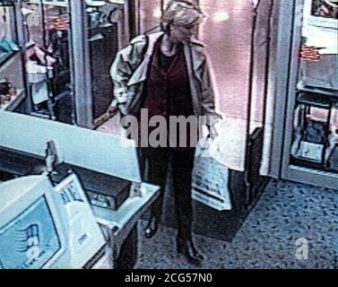 CCTV film showing former BBC presenter, Jill Dando, shopping at a branch of the Dixons chain in the Kings Mall shopping centre in Hammersmith, London. Jill left the mall and headed toward her home in Gowan Avenue, Fulham, where she was shot on her doorstep. * Pic taken at 10.55am on Monday, 26th April 1999. 40 minutes before murder Stock Photo