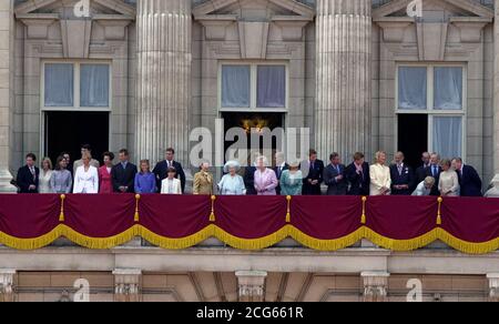 Members of the Royal family join the Queen Mother with her daughters the Queen and Princess Margaret (C) on the balcony of Buckingham Palace, London, to celebrate her 100 birthday. * (L-R) Viscount Linley, his wife, Serena, Lady Sarah Chatto, her husband, Daniel, Zara Phillips, Tim Laurence, Princess Royal, Peter Phillips, Princess Beatrice, the Duke of York, Princess Eugenie, Pincess Maragaret, The Queen Mother, Queen Elizabeth ll, Earl of Wessex (partially hidden), the Duke of Edinburgh, the Countess of Wessex, Prince William, Prince Charles, Prince Harry, Princess Michael of Kent, Prince Stock Photo