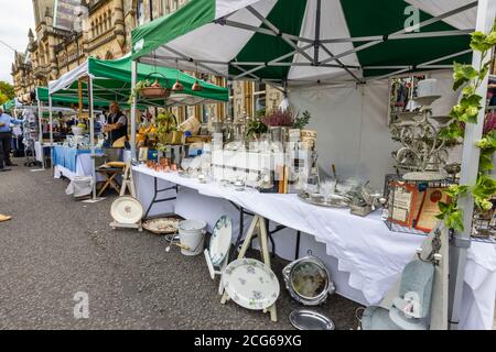 Stalls in a Sunday street market in lower High Street and the Broadway, Winchester, Hampshire, south England Stock Photo