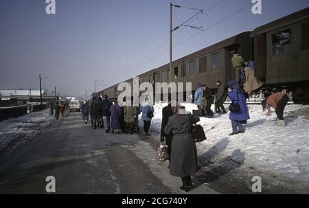 24th January 1994 During the war in central Bosnia: local people disembark from a train on the southern outskirts of Zenica. Stock Photo