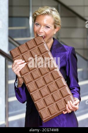 Coronation Street star Tracy Shaw clutches a giant bar of chocolate as they launch Cadbury as the official sponsor of the 2002 Commonwealth Games in Manchester. Stock Photo