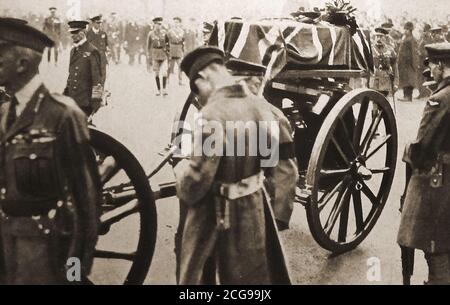 Armistice Day 1920 - The gun carriage carrying the coffin of the unknown warrior is conveyed to Westminster Abbey, London, UK,for the soldiers burial, following the unveiling of the cenotaph in Whitehall, London, UK. On the morning of 11 November 1920, the casket was placed onto a gun carriage of the Royal Horse Artillery  and pulled through the city by six horses through numerous silent crowds Stock Photo