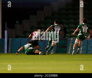 Twickenham Stoop, London, UK. 9th Sep, 2020. Gallagher Premiership Rugby, London Irish versus Harlequins; Marcus Smith of Harlequins goes over for a try Credit: Action Plus Sports/Alamy Live News Stock Photo
