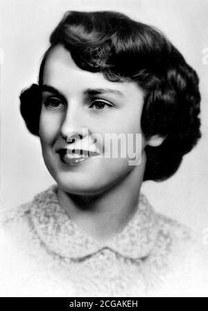 1950 ca, USA : MADONNA LOUISE FORTIN ( 1933 - 1963 ) , mother of celebrated american singer and actress MADONNA CICCONE ( born in 1958 ). Unknown photographer .- HISTORY - FOTO STORICHE - ATTORE - MOVIE - CINEMA -  POP MUSIC - MUSICA - smile - sorriso - mamma - madre --- ARCHIVIO GBB Stock Photo