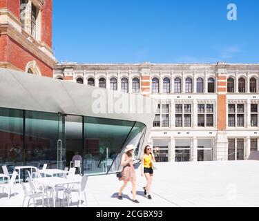 Courtyard and cafe, Exhibition Road Quarter at the Victoria and Albert Museum, London UK. Completed in 2017. Gallery for temporary exhibitions, public courtyard and new museum entrance. Designed by Amanda Levete Architects. Stock Photo