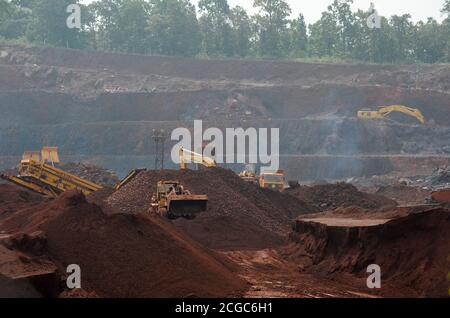 INDIA Jharkhand Noamundi , TATA iron ore open cast mining / INDIEN Jharkhand Noamundi , Abbau von Eisenerz u.a. von Tata Steel im offenen Tagebau Stock Photo