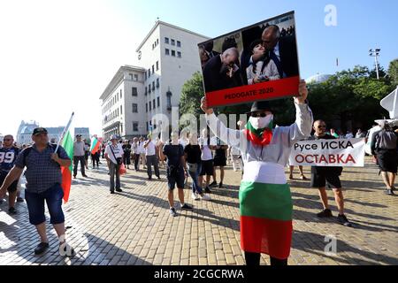 September 10, Sofia, Bulgaria: 64th day of protests against the mafia, the government and Attorney General Ivan Geshev. People unroll the Bulgarian fl Stock Photo