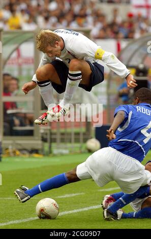 DAVID BECKHAM LEAPS TO AVOID A BRAZILLIAN CHALLENGE IN THE WORLD CUP - 15/7/2002 ENGLAND v BRAZIL. JAPAN WORLD CUP   PHOTO CREDIT :© MARK PAIN / ALAMY Stock Photo