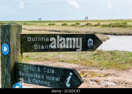 Signpost to Burnham Overy Staithe and a backpackers hostel & campsite on the Norfolk Coast Path at Burnham Deepdale. Stock Photo