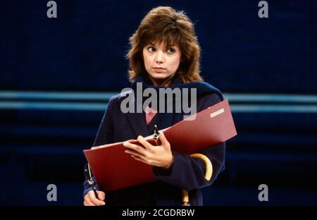 Joanne Whalley (Gilly Bown) in THE GENIUS by Howard Brenton at the Royal Court Theatre, London SW1  08/09/1983  design: Peter Hartwell  lighting: Gareth Jones  director: Danny Boyle Stock Photo