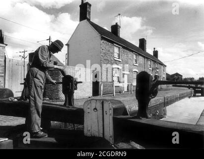 The lock keeper oiling the lock gates on 21 flight of locks Wolverhampton, Birmingham Old Main Line Canal Stock Photo