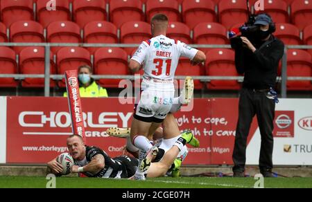 Hull FC's Adam Swift dives in to score a try during the Betfred Super League match at The Totally Wicked Stadium, St Helens. Stock Photo