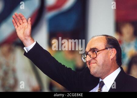 John Smith MP, Shadow Chancellor of the Exchequor at Labour Party Conference in Brighton . 01 October 1991. Photo: Neil Turner Stock Photo