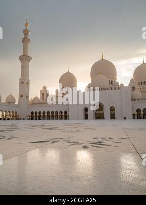 Evening light reflected in the courtyard of the Sheikh Zayed Grand Mosque, Abu Dhabi, UAE Stock Photo