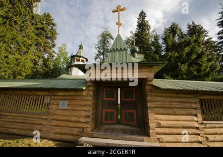 Entrance to the churchyard. Porzhensky churchyard and the Church of St. George the Victorious. Russia, Arkhangelsk region, Plesetsk district Stock Photo