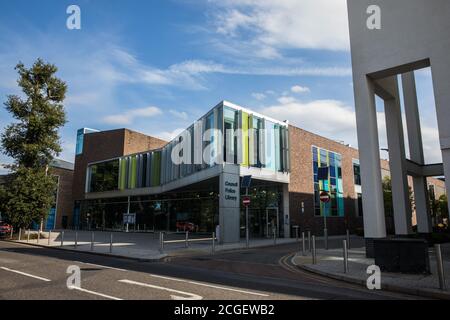 Addlestone, UK. 10th September, 2020. Runnymede Civic Centre contains the offices of Runnymede Borough Council as well as Addlestone Library. A report published by the TaxPayersÕ Alliance (TPA) has revealed that English councils which invested heavily in commercial property since 2015 may lose millions of pounds in yields due to COVID-19, with Runnymede Borough Council facing a shortfall of £826,000 on total investments valued at £368 million. Credit: Mark Kerrison/Alamy Live News Stock Photo