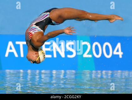 A JAPANESE SYNCHRONISED SWIMMER FLIES THROUGH THE AIR DURING THEIR ROUTINE - 13/8/2004 OLYMPIC GAMES, ATHENS, GREECE. PIC CREDIT : MARK PAIN / ALAMY Stock Photo