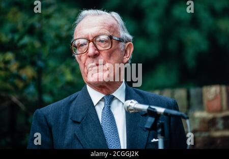 Lord Peter Carrington, former Foreign Secretary, speaking at an event to open the Anglo-Japanese Gyoseii International College in Reading, Berkshire. 26 September 1992. Photo: Neil Turner Stock Photo