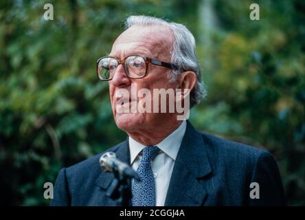 Lord Peter Carrington, former Foreign Secretary, speaking at an event to open the Anglo-Japanese Gyoseii International College in Reading, Berkshire. 26 September 1992. Photo: Neil Turner Stock Photo