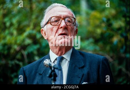 Lord Peter Carrington, former Foreign Secretary, speaking at an event to open the Anglo-Japanese Gyoseii International College in Reading, Berkshire. 26 September 1992. Photo: Neil Turner Stock Photo