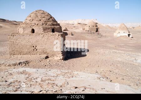 Islamic mausoleums in the medieval Saharan village of al Qasr, in Dakhla Oasis, in the Western Desert of the Sahara, New Valley Governorate, Egypt. Stock Photo