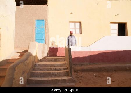 An Egyptian man in the Saharan village of al Qasr, in Dakhla Oasis, in the Western Desert of the Sahara, New Valley Governorate, Egypt. Stock Photo