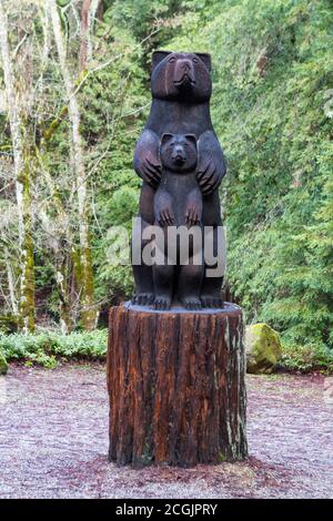 Bear Love - A large wooden carving of a bear sow and cub. Mill Creek Road, Healdsburg, California, USA Stock Photo