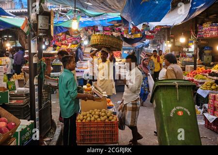 Porters, vendors and busy market activity in Crawford Market Mahatma Jyotiba Phule Mandai), a wholesale fruit and vegetable market in Mumbai, India Stock Photo