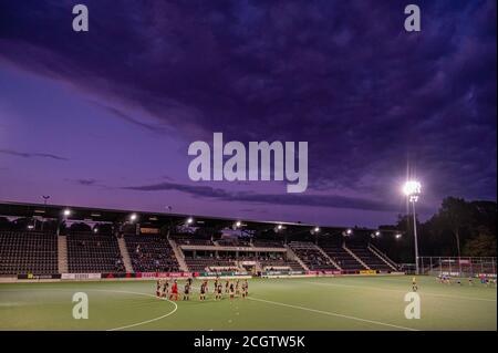 Amstelveen, Nederland. 11th Sep, 2020. AMSTELVEEN, 09-09-2020, Hockey Dames Hoofdklasse, Seizoen 2020-201. Venue: Wagener Stadion. Team of Amsterdam prepares for the game Amsterdam - HGC. Credit: Pro Shots/Alamy Live News Stock Photo