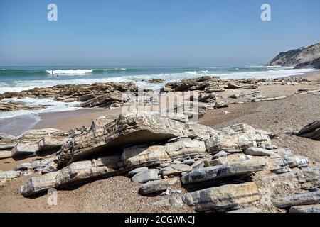 https://l450v.alamy.com/450v/2cgwncj/sharp-rocks-on-the-ocean-coast-stones-and-water-bidart-france-2cgwncj.jpg