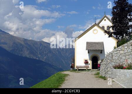 Blick vom Taserkirchlein über das Passeier Tal auf die Berge der Texelgruppe, Schenna, Südtirol, Italien