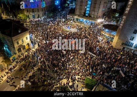 JERUSALEM, ISRAEL - SEPTEMBER 12: Crowds of protesters gather during a mass demonstration attended by over 25000 people near prime minister's official residence as part of ongoing demonstrations for the 12th consecutive week against Prime Minister Benjamin Netanyahu over his indictment on corruption charges and handling of the coronavirus pandemic on September 12, 2020 in Jerusalem, Israel. A wave of anti-Netanyahu protests has swept Israel over the summer, with the largest weekly demonstration taking place every weekend in Jerusalem. Stock Photo