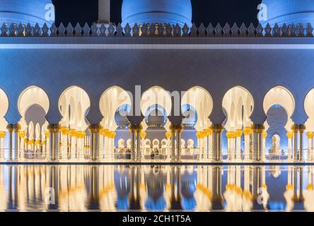 Sheikh Zayed Mosque at night. Abu Dhabi, United Arab Emirates.