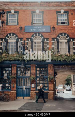 Oxford, UK - August 04, 2020: Woman walking past St Aldates Tavern, a typical Victorian pub in Oxford, UK. Stock Photo