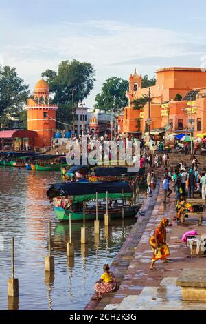 Chitrakoot, Madhya Pradesh, India : A large group of people stands along the steps of Ramghat on the Mandakini river where during their exile period L Stock Photo