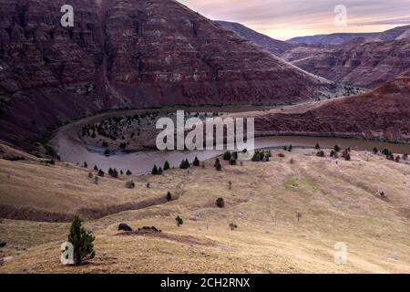 John Day River flowing through canyons of central Oregon desert, Oregon, USA Stock Photo