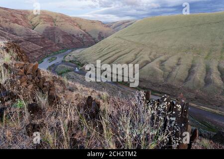John Day River flowing through canyons of central Oregon desert, Oregon, USA Stock Photo