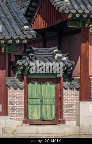 A green wooden door to the Nakseonjae Complex at the Changdeokgung Palace in Seoul, South Korea. The building was the main place for the emperor to meet with high ranking officials to discuss political, state, and foreign affairs. Stock Photo